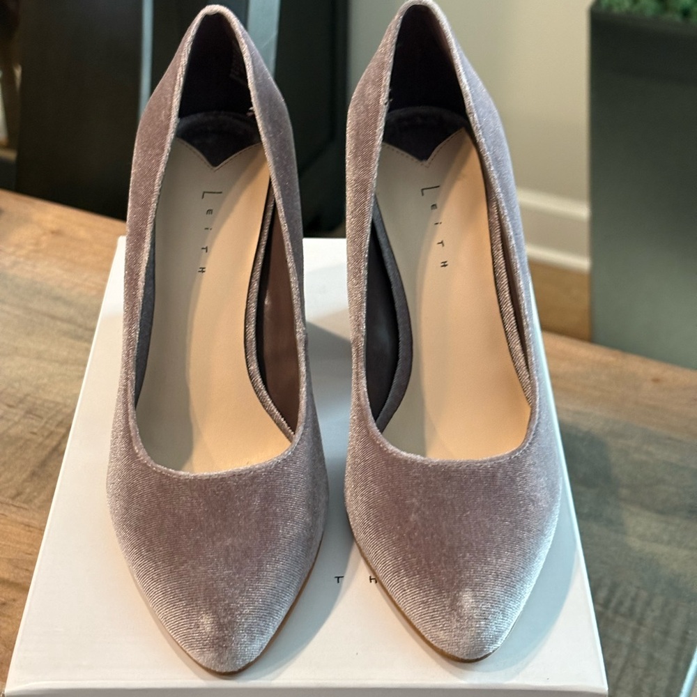 Leith Velvet Pointed Toe Pumps in Dusty Rose
